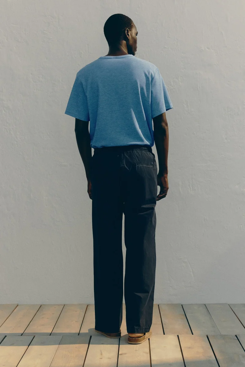 اتش اند ام تي-شيرت بنمط وافل وقصّة عادية